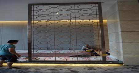 华宏诚金属 以精湛工艺打造酒店不锈钢屏风，定义空间美学新标杆
